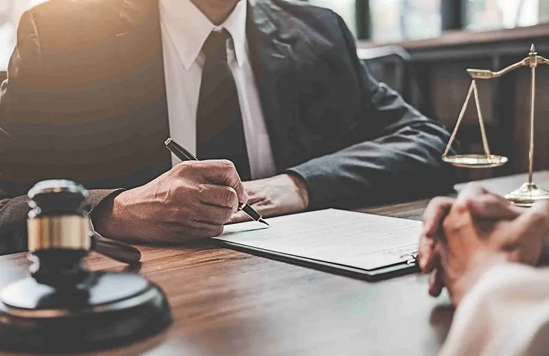 Difference-Between-a-Corporate-Lawyer-and-a-Business-Lawyer