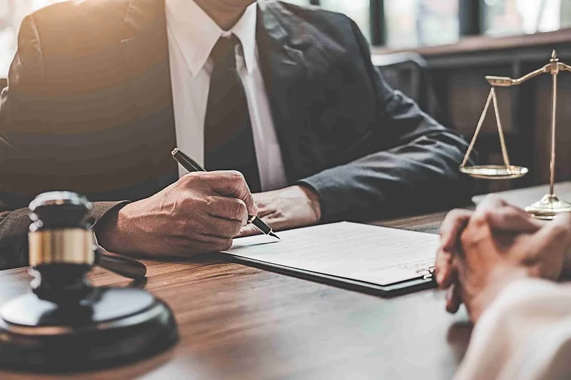 Difference-Between-a-Corporate-Lawyer-and-a-Business-Lawyer